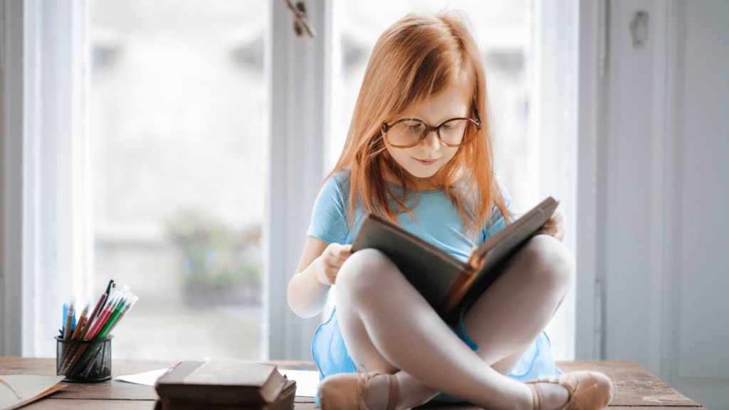 本を読んでいる女の子