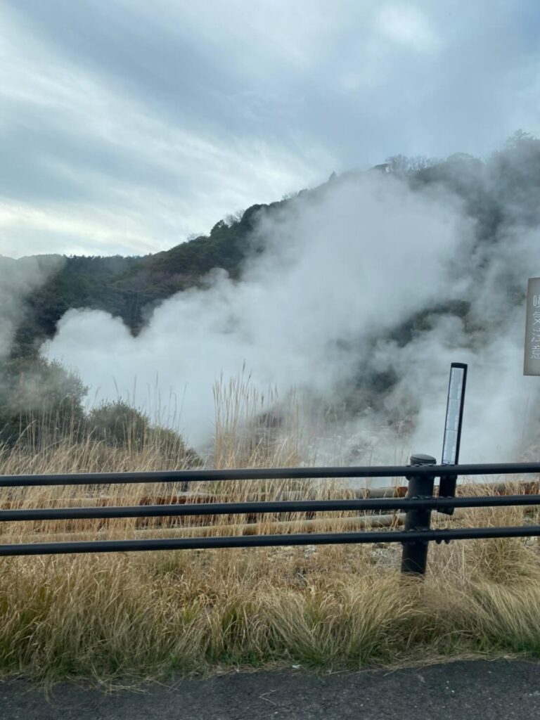 新燃荘へ向かう山道で温泉が湧いていて、煙が上がっている